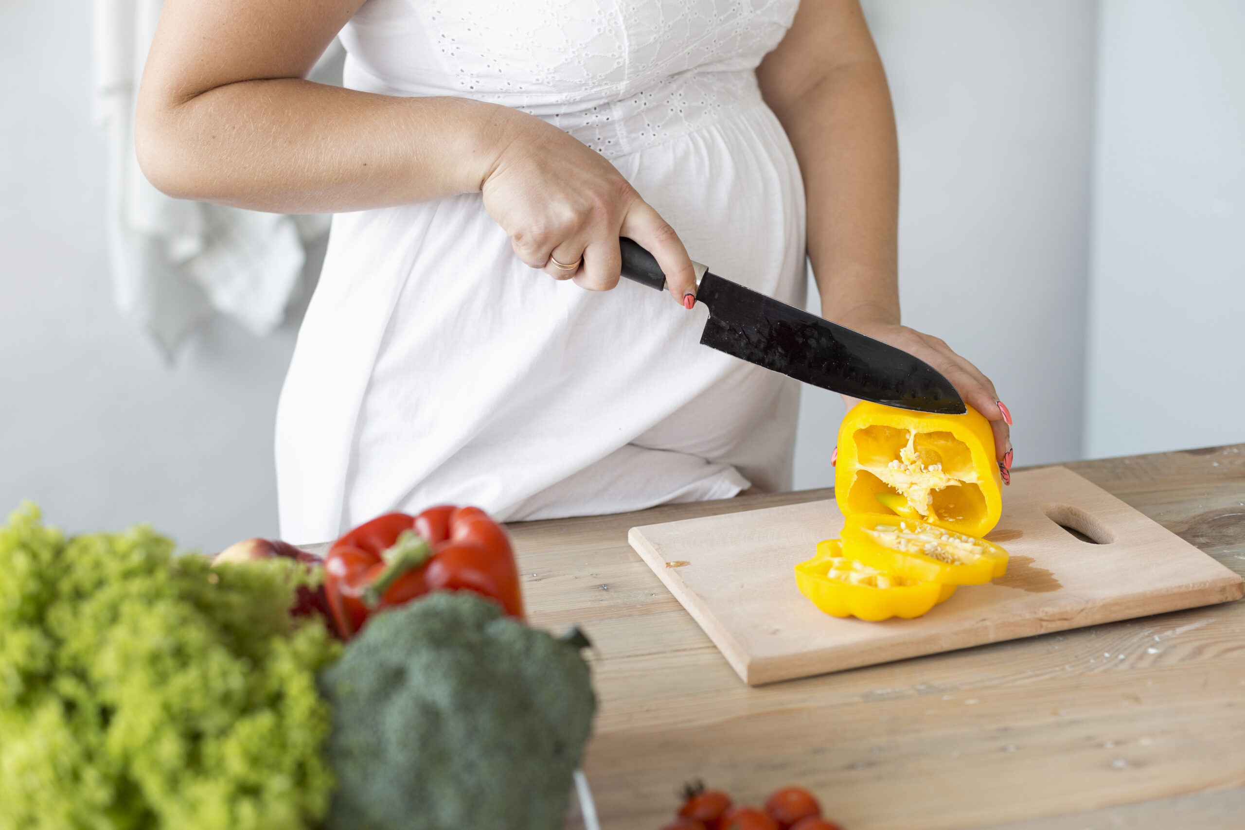 pregnant-woman-cutting-vegetables
